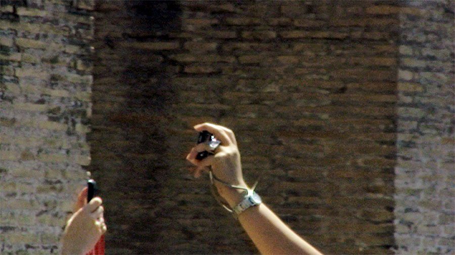 Spectators-still-hands-with-cameras